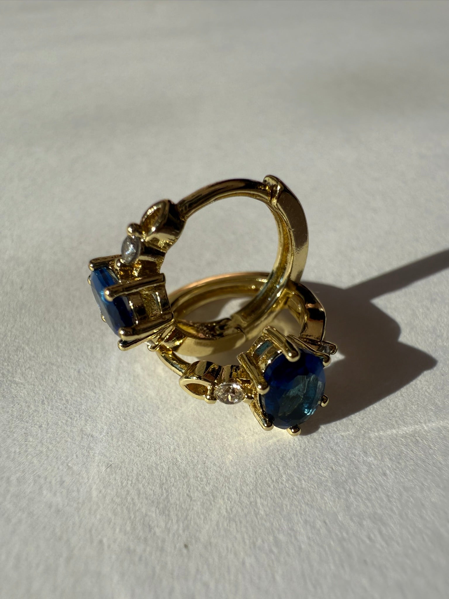 Aretes Xuping Baño en Oro 18k con Circonia Azul / Gold Plated Blue Crystal Hoop Earrings