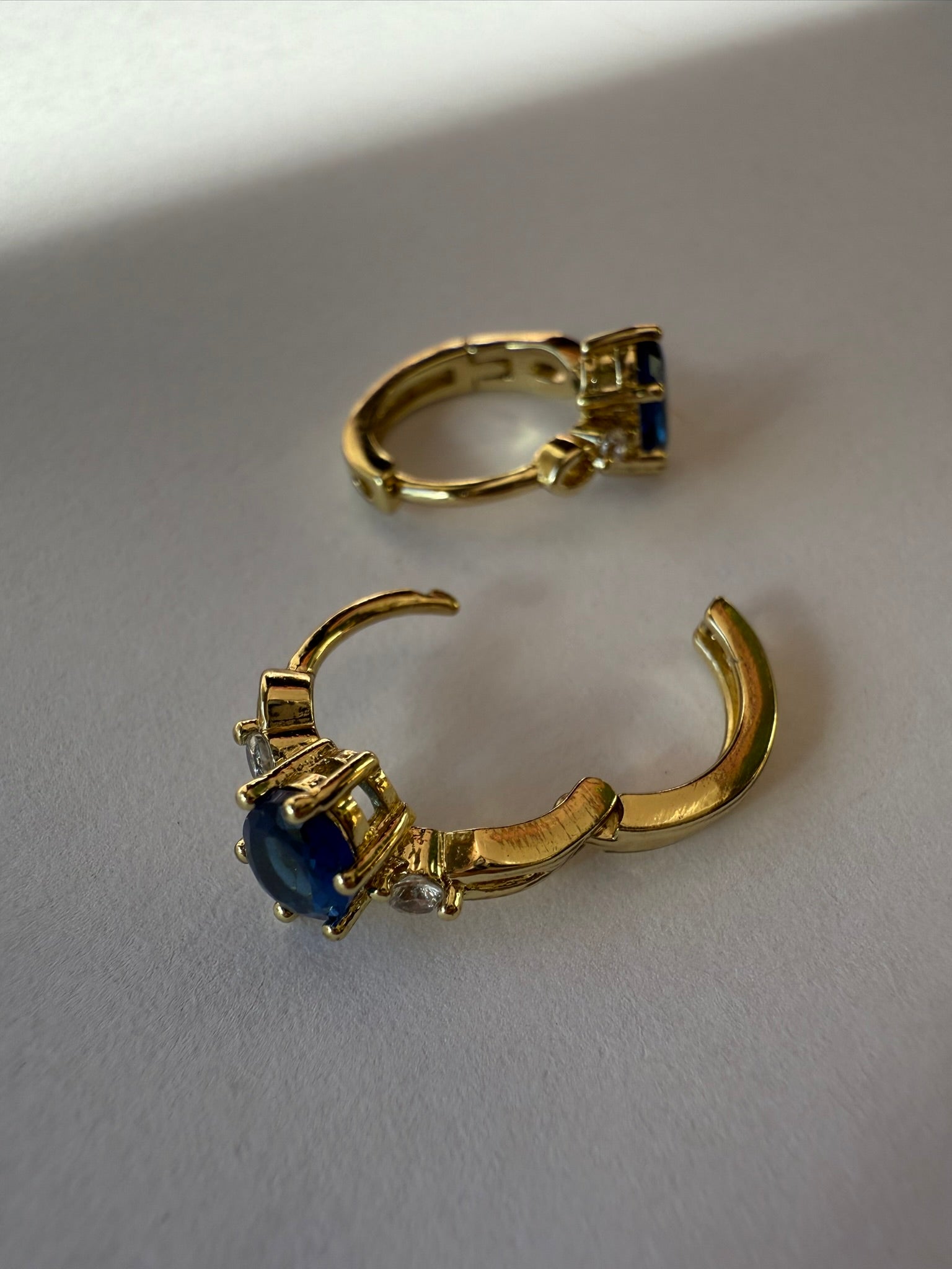 Aretes Xuping Baño en Oro 18k con Circonia Azul / Gold Plated Blue Crystal Hoop Earrings