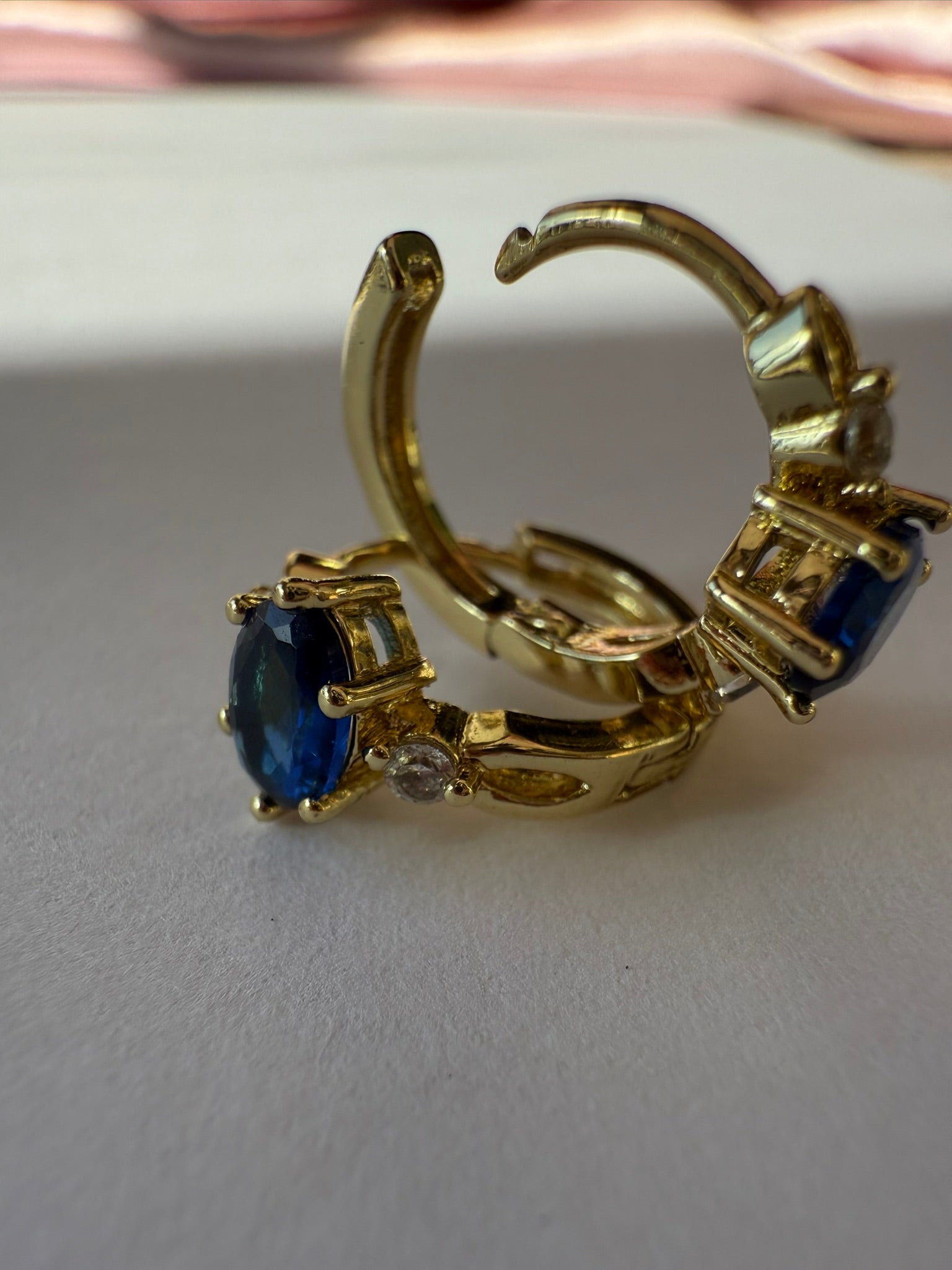 Aretes Xuping Baño en Oro 18k con Circonia Azul / Gold Plated Blue Crystal Hoop Earrings