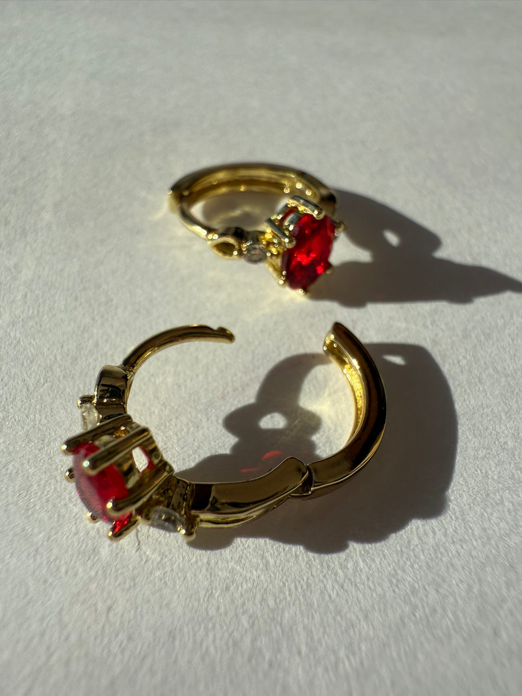 Aretes Xuping Baño en Oro 18k con Circonia Roja / Gold Plated Red Crystal Hoop Earrings