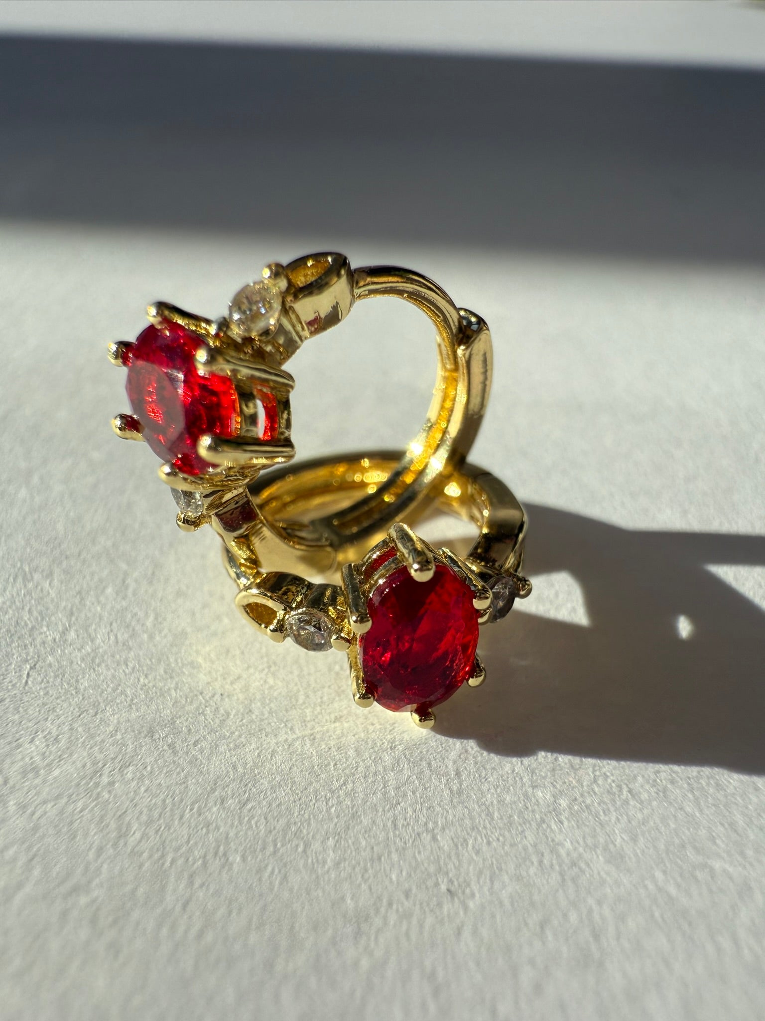 Aretes Xuping Baño en Oro 18k con Circonia Roja / Gold Plated Red Crystal Hoop Earrings