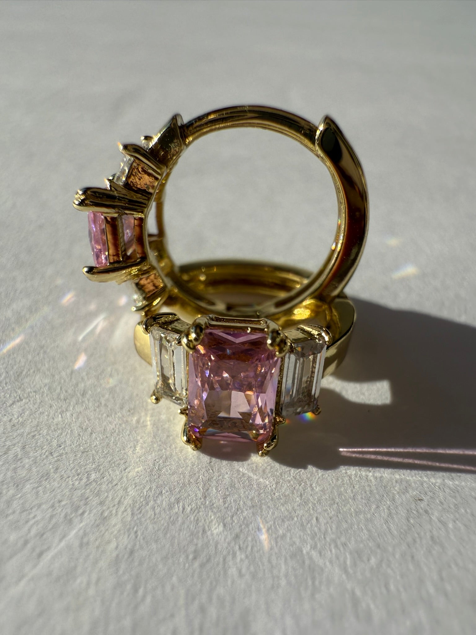 Aretes Xuping Baño en Oro 18k con Circonia Rosa / Gold Plated Pink Crystal Hoop Earrings