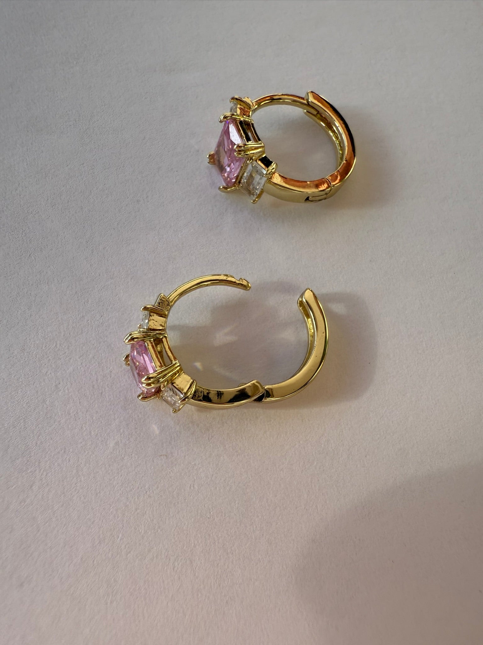 Aretes Xuping Baño en Oro 18k con Circonia Rosa / Gold Plated Pink Crystal Hoop Earrings