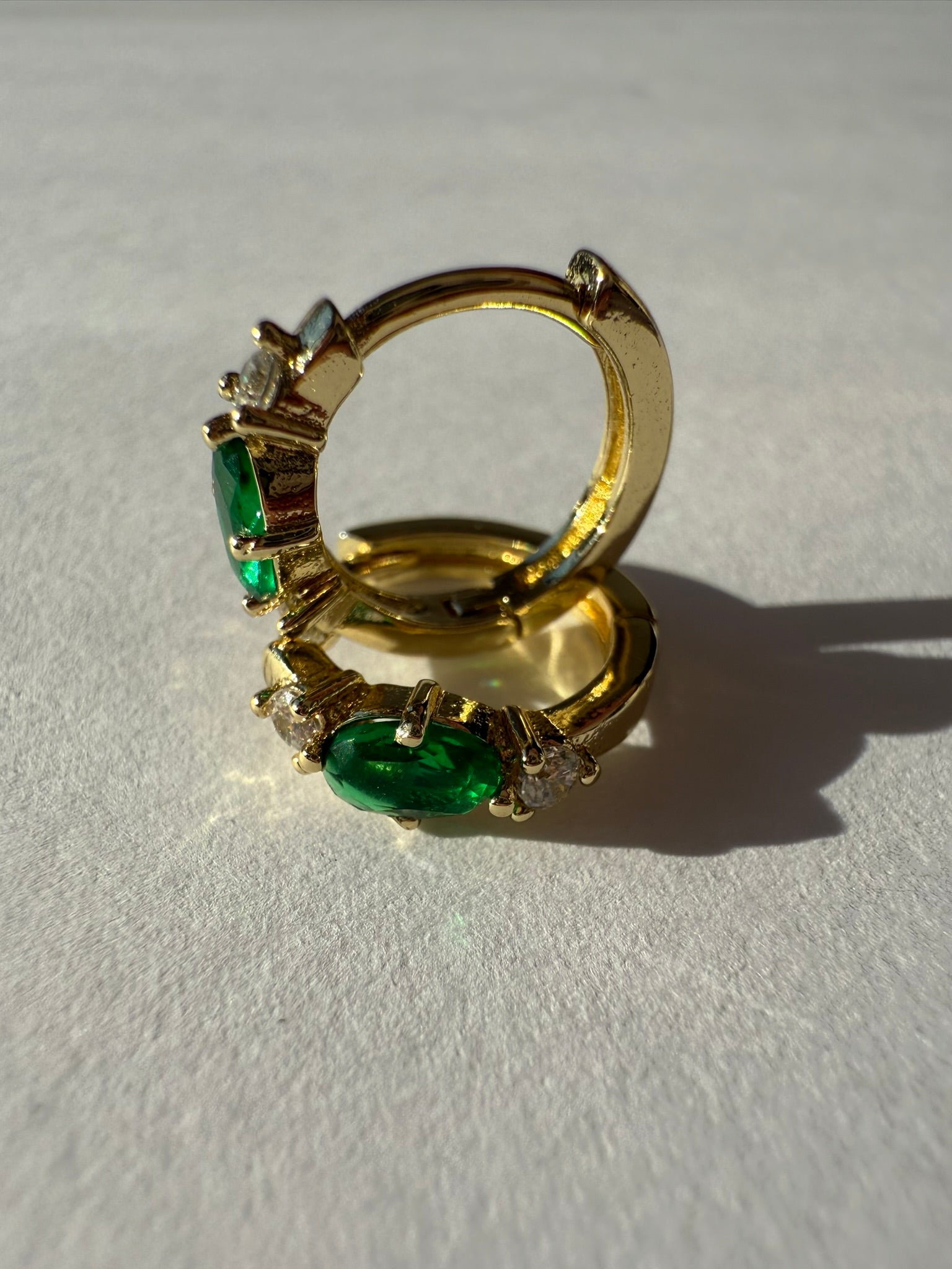 Aretes Xuping Baño en Oro 18k con Circonia Verde / Gold Plated Green Crystal Hoop Earrings