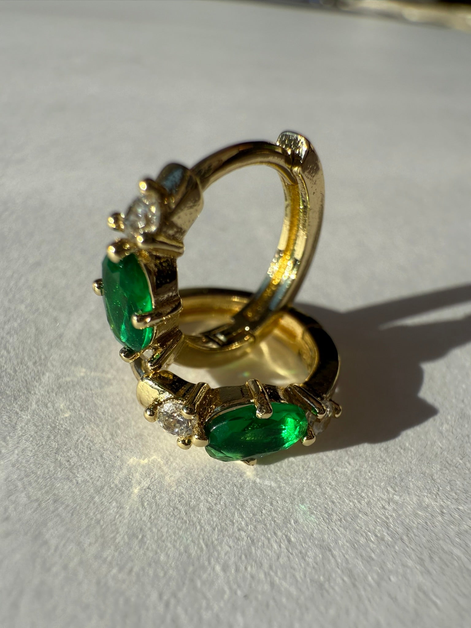 Aretes Xuping Baño en Oro 18k con Circonia Verde / Gold Plated Green Crystal Hoop Earrings