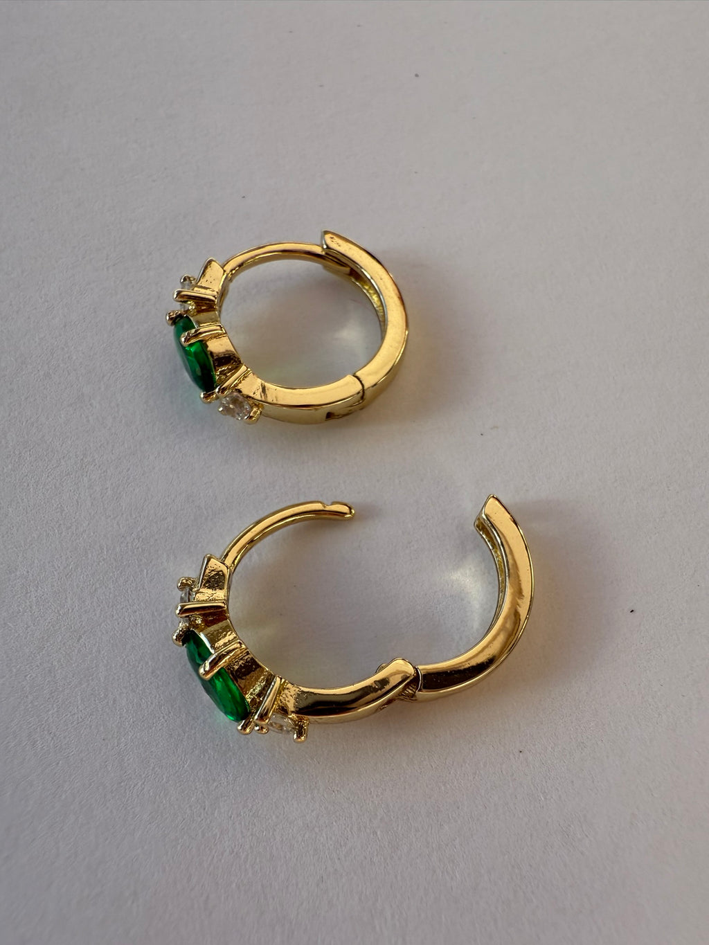 Aretes Xuping Baño en Oro 18k con Circonia Verde / Gold Plated Green Crystal Hoop Earrings