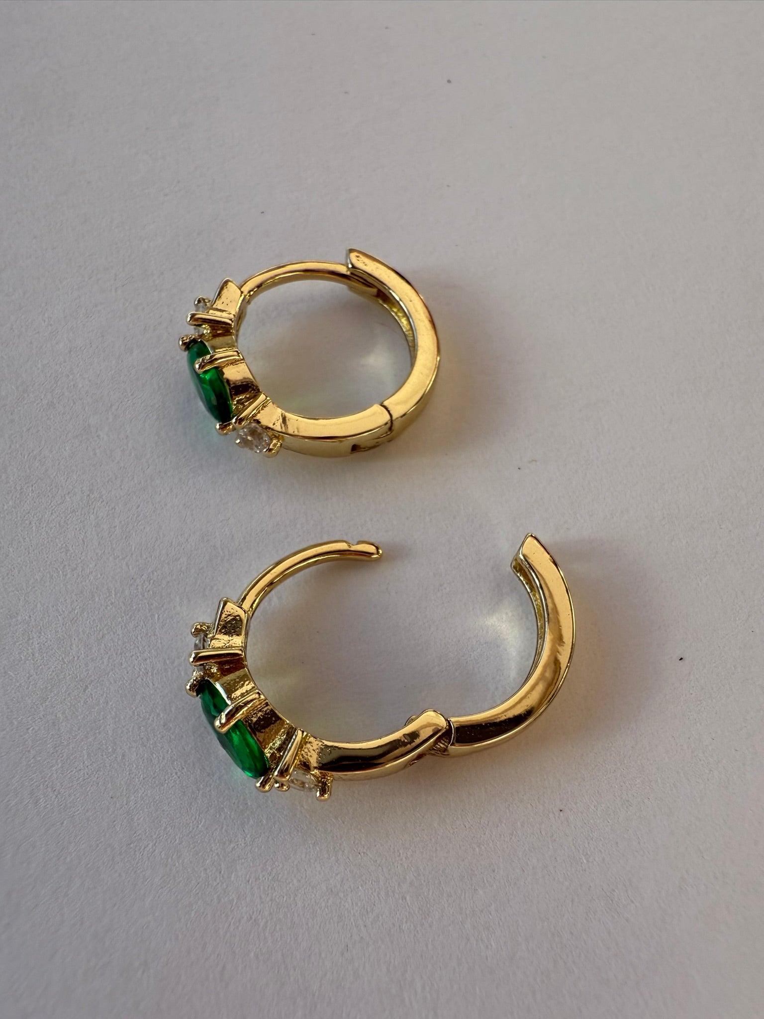 Aretes Xuping Baño en Oro 18k con Circonia Verde / Gold Plated Green Crystal Hoop Earrings