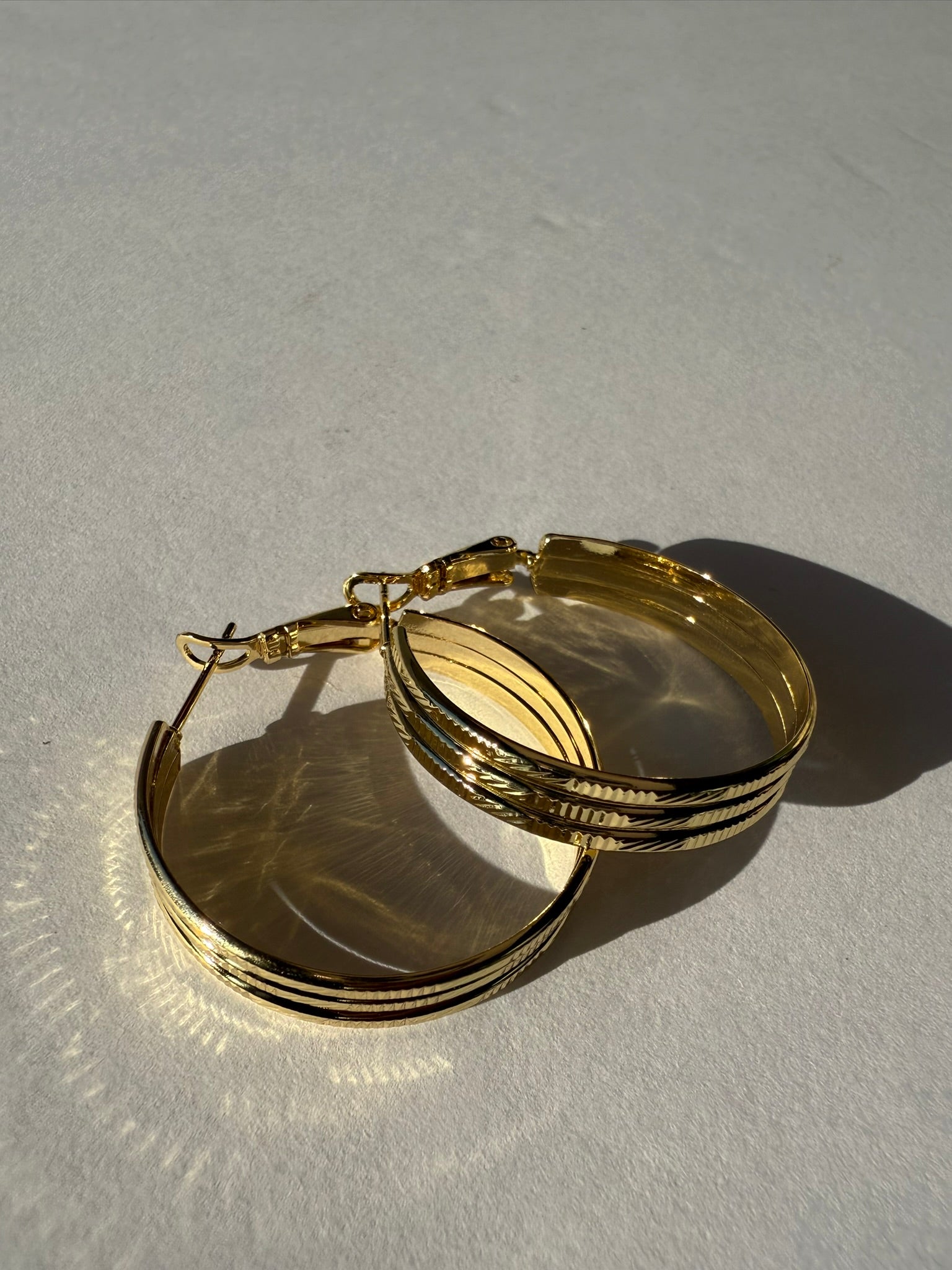 Candonga Xuping Baño en Oro 18k Texturizada / Gold Plated Textured Hoop Earrings