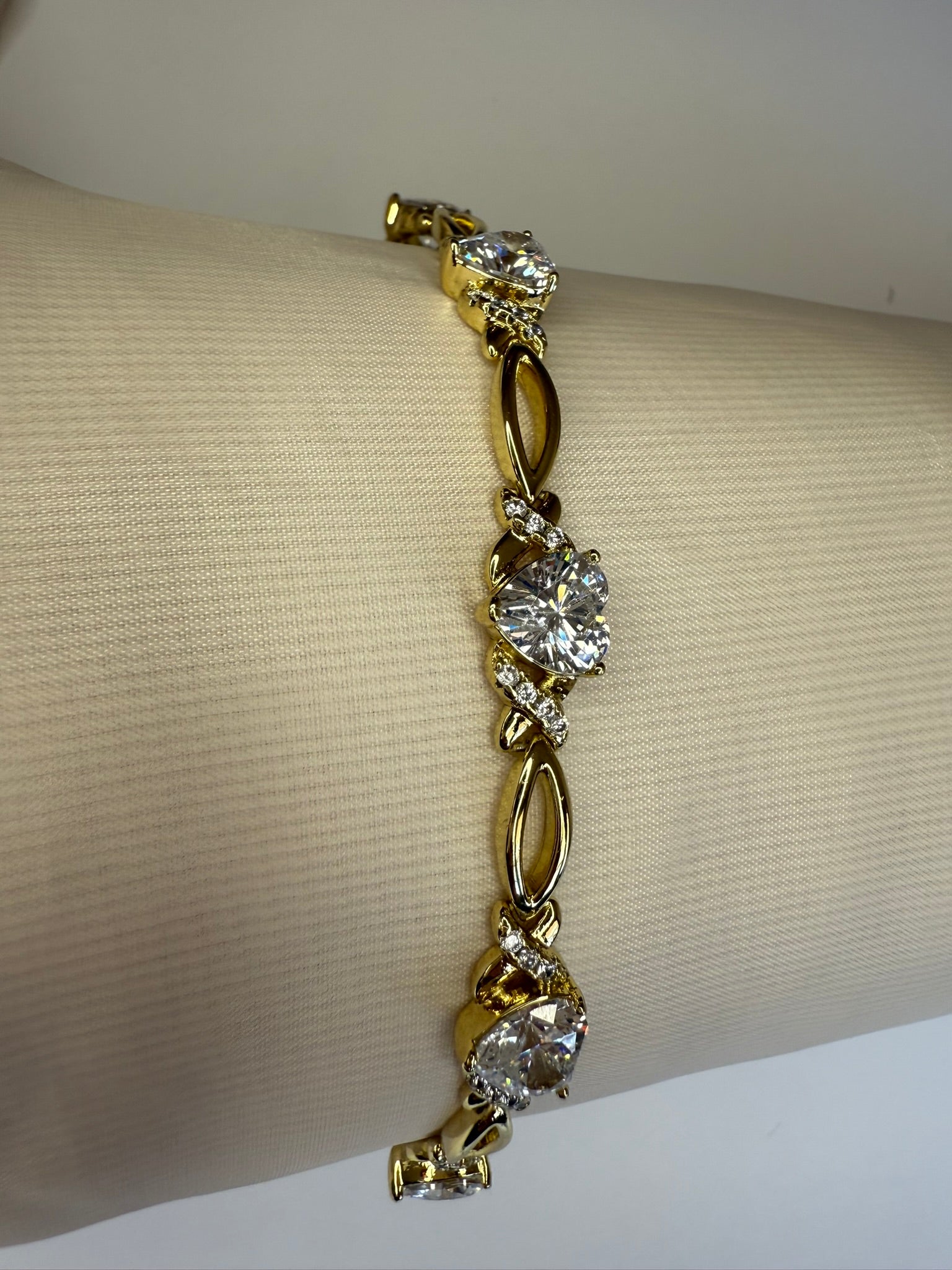 Pulsera Xuping Baño en Oro 18k con Circonias XO / Gold Plated XO Crystal Bracelet