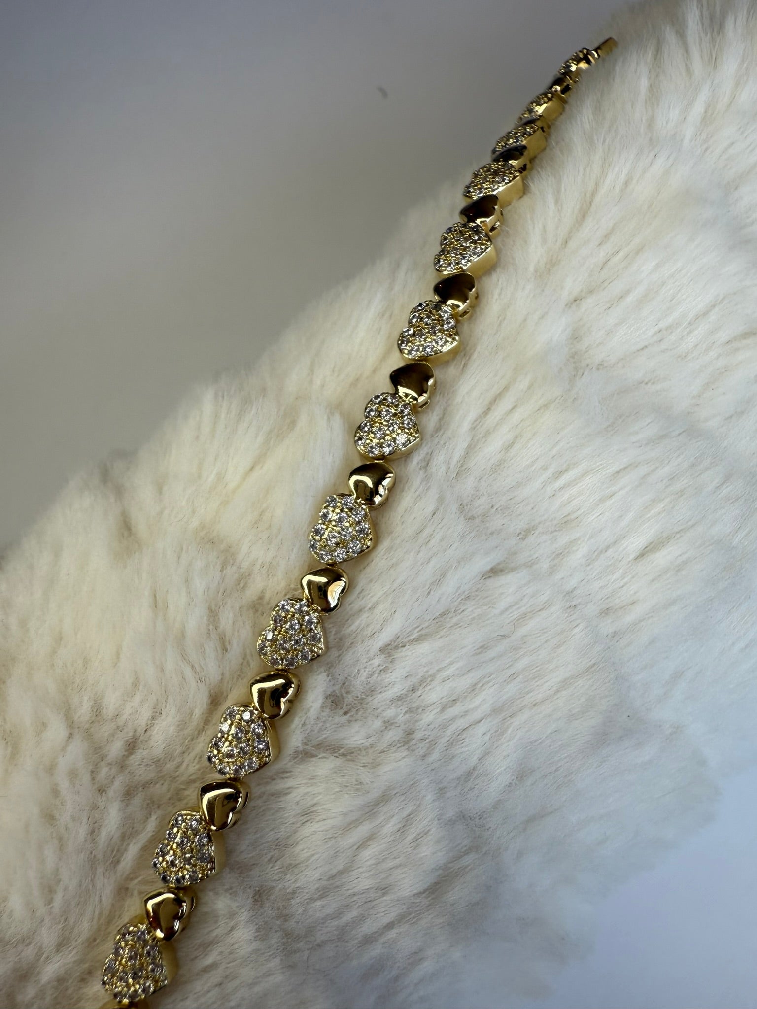Pulsera Xuping Baño en Oro 18k Corazones con Pavé de Cristales / Gold Plated Heart Pave Bracelet
