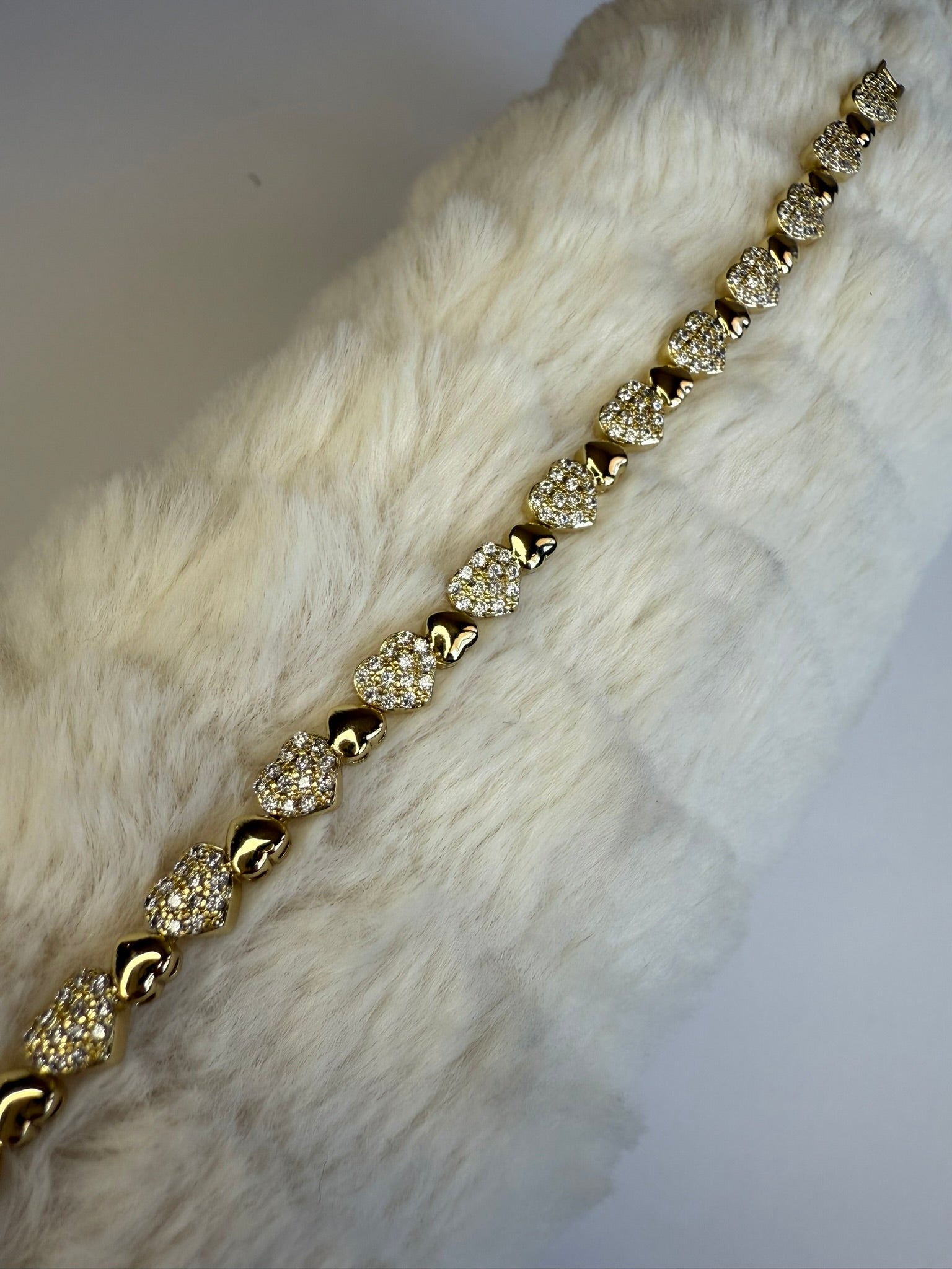Pulsera Xuping Baño en Oro 18k Corazones con Pavé de Cristales / Gold Plated Heart Pave Bracelet